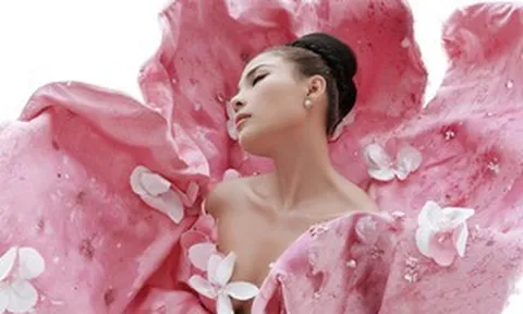 Thúy Diễm gợi cảm hút mắt, hóa thân 'tiên hoa tỷ tỷ' khoe trọn làn da nâu